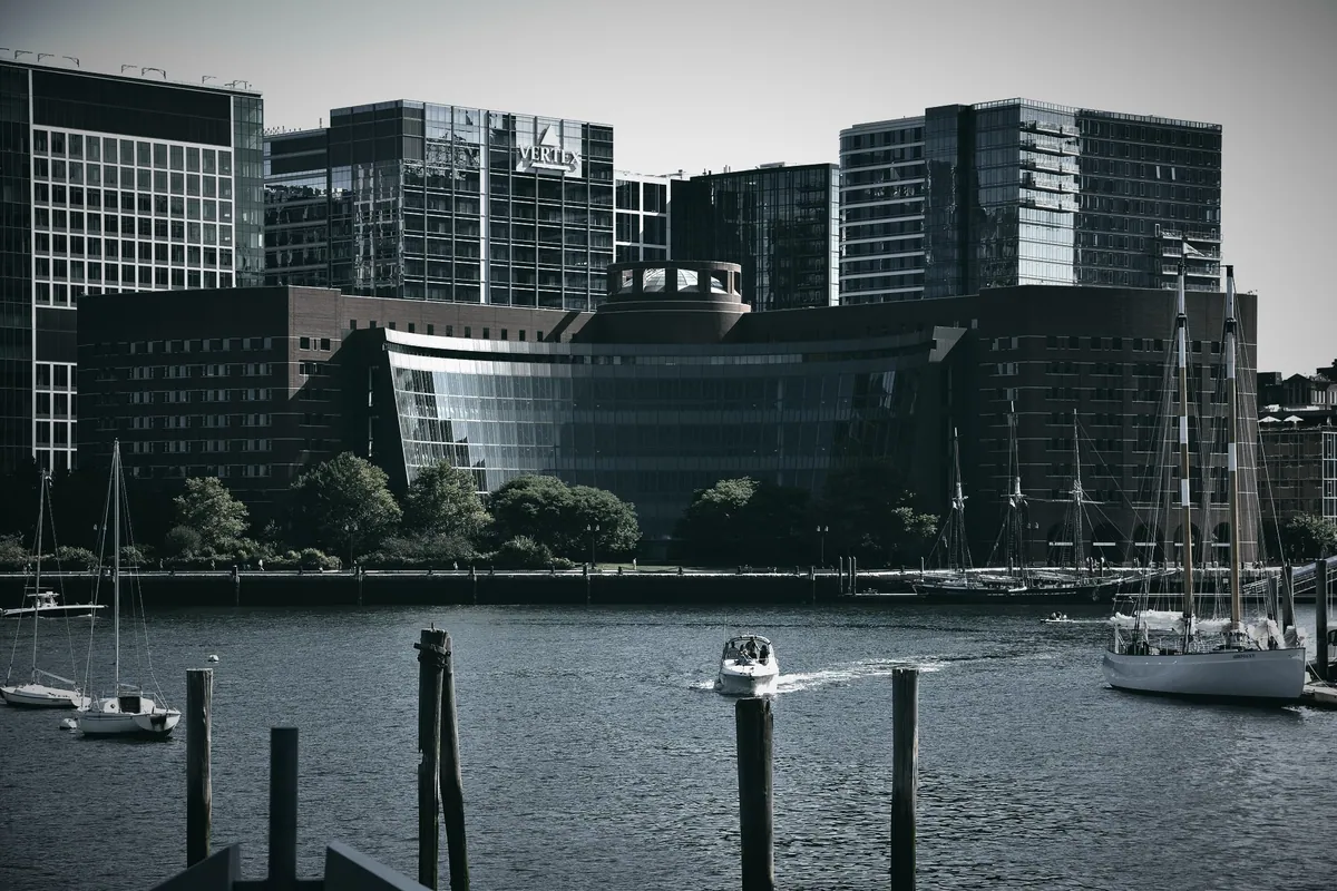 Gedung Pengadilan AS John Joseph Moakley, Boston. 4300streetcar / Wikimedia Commons (CC BY 4.0), diolah.