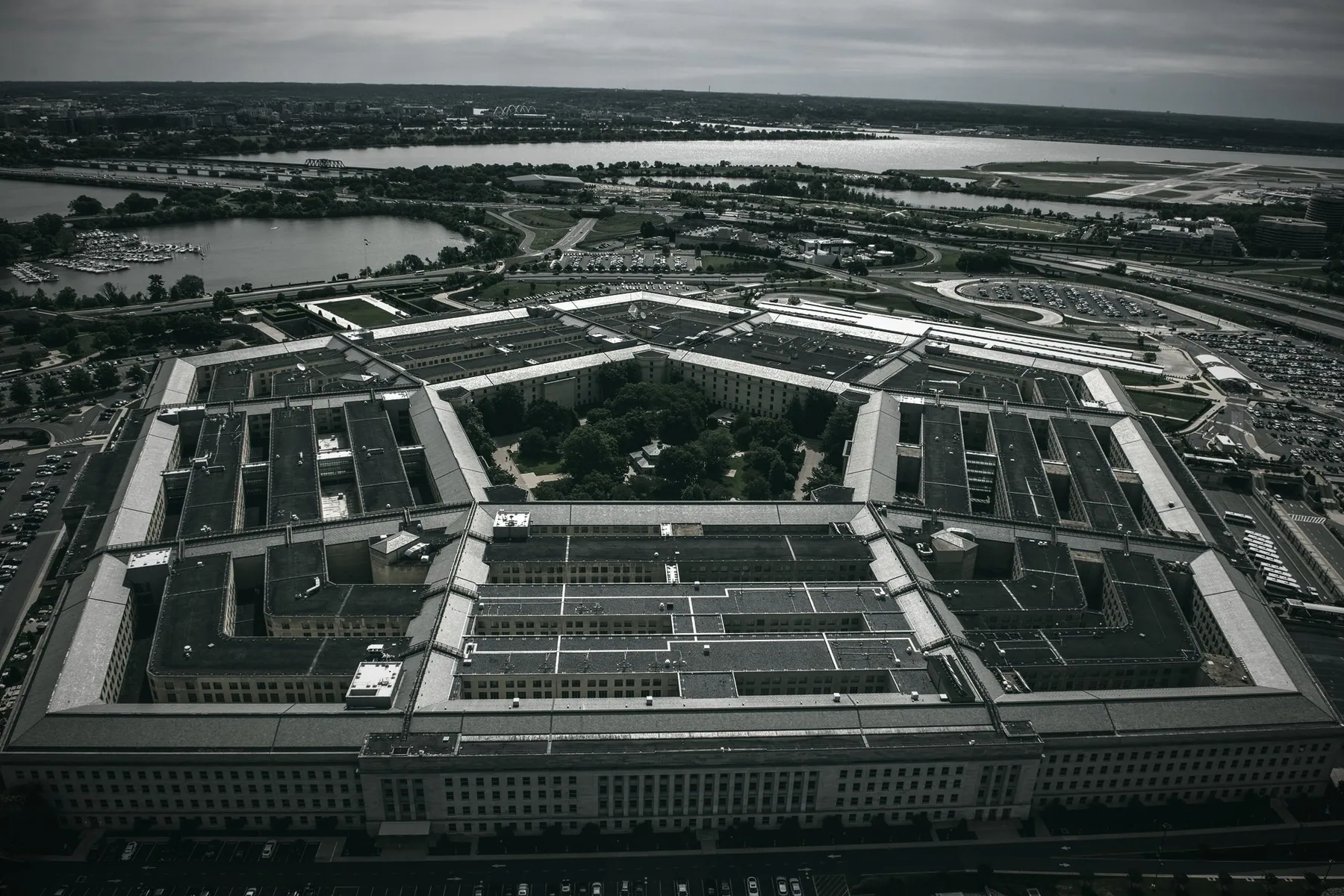 Pentagon, Arlington, Virginia. DoD / S.Sgt. Brittany A. Chase via Wikimedia Commons (domain publik), diolah.