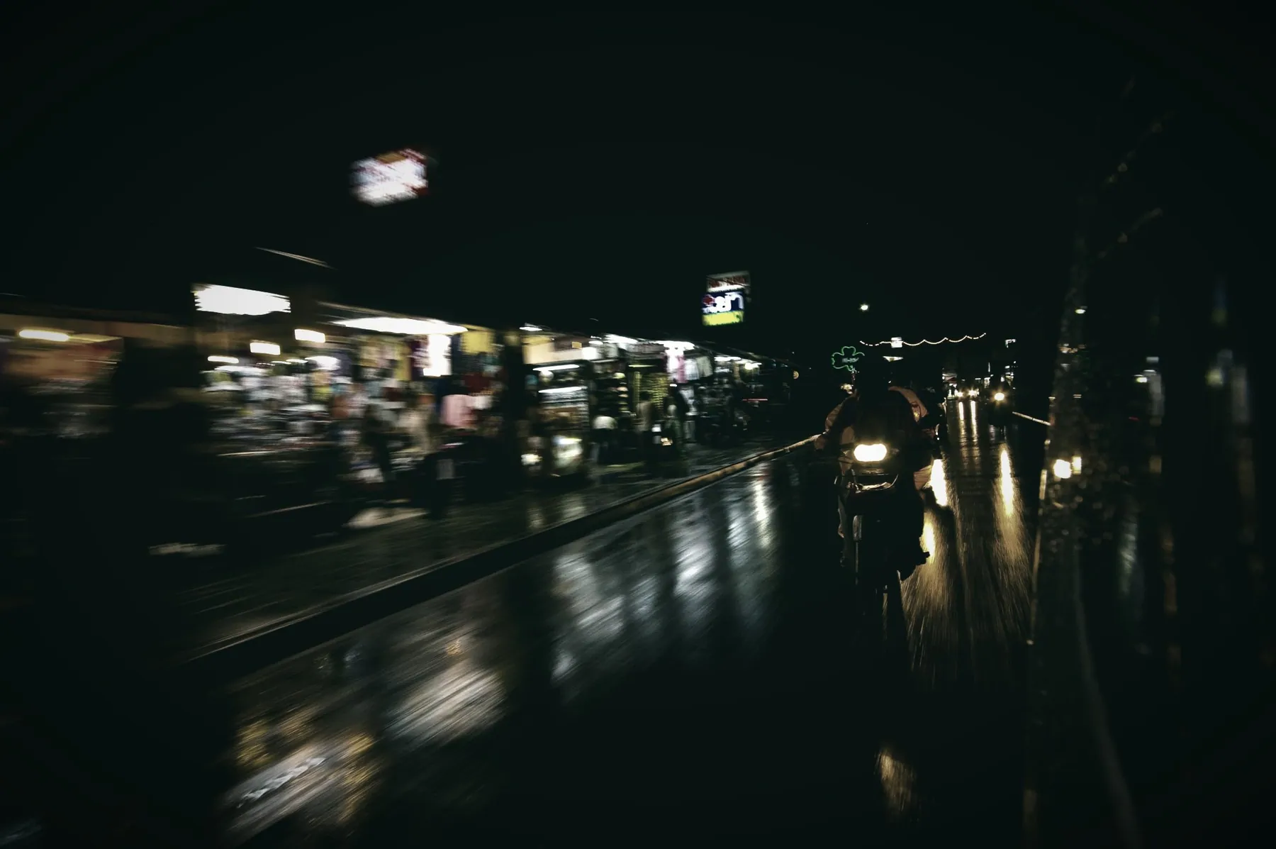 Patong, Phuket, malam hari. Rene Ehrhardt / Wikimedia Commons (CC BY 2.0), diolah.